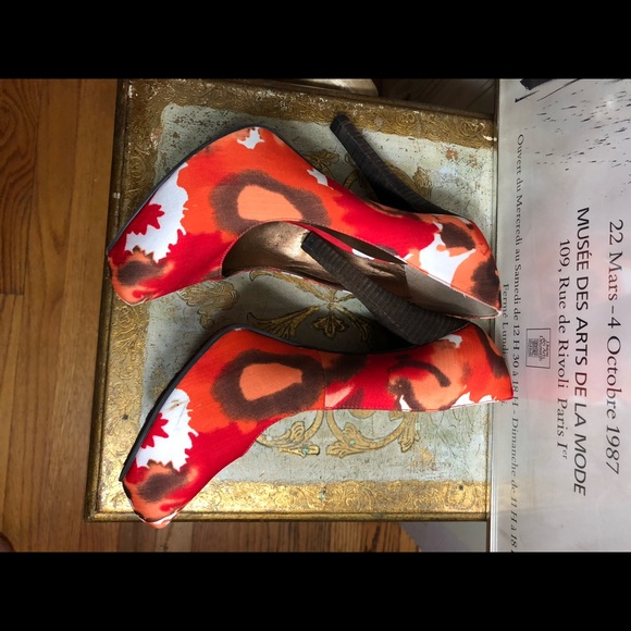 SZ 8.5-CARLOS SANTANA MULTI-COLOR FABRIC 5” PUMPS - Picture 6 of 8